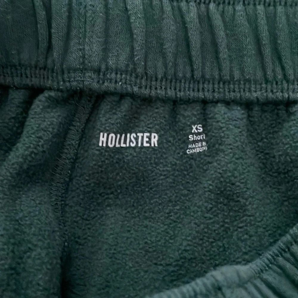 Hollister xs short green sweatpants - Picture 2 of 3